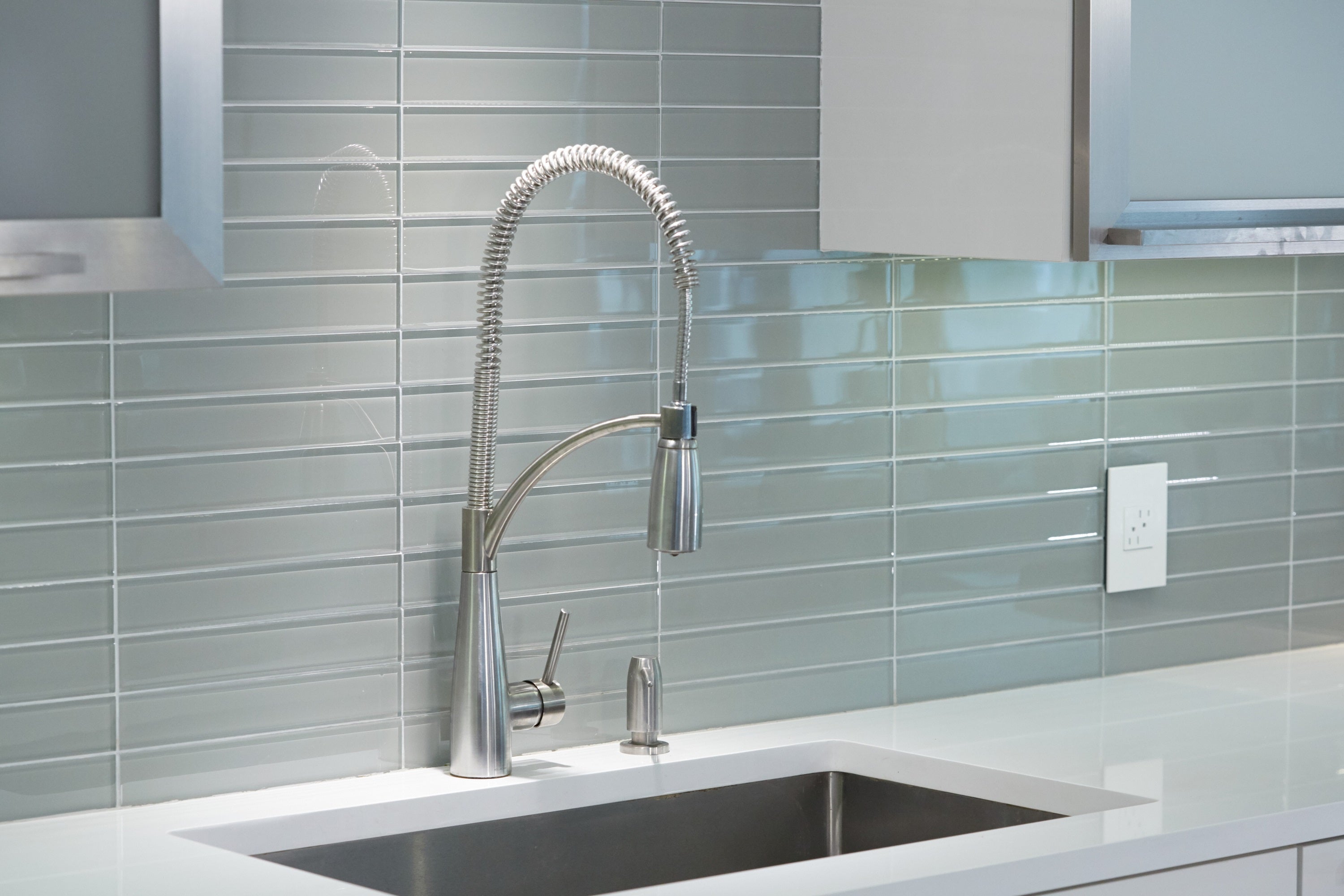 Choose Glass Tile in Delray Beach for Your Kitchen Backsplash | D\u0026B Tile, image size:3000x2000